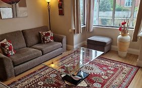 Hereford City - Goldcrest House - 4 Bedroom House With Parking, Located Very Close To City Centre & River Wye - Sleeps Up To 6 Guests - Hosted By Rentmyhouse